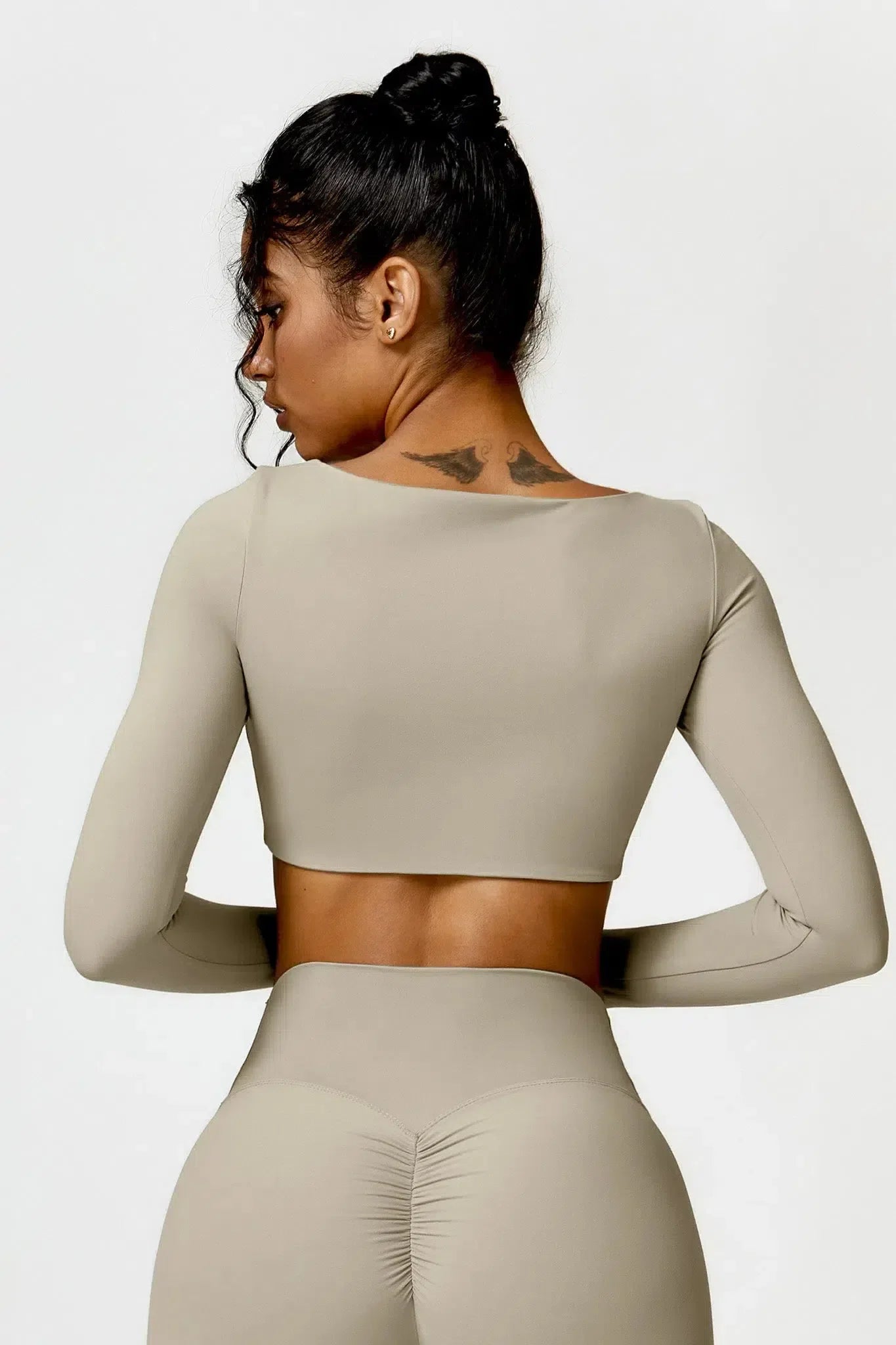 Niamh – U-neckline – Long-sleeve fitness crop top-15138000929152-Santi Vento Atelier