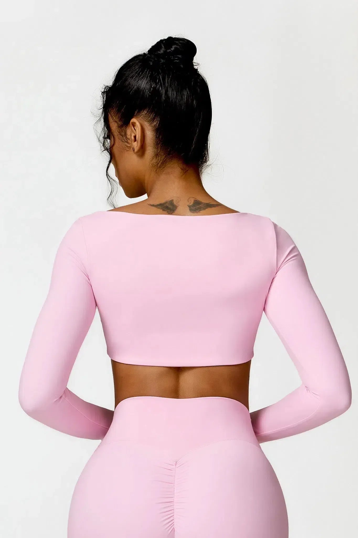 Niamh – U-neckline – Long-sleeve fitness crop top-15138000929152-Santi Vento Atelier