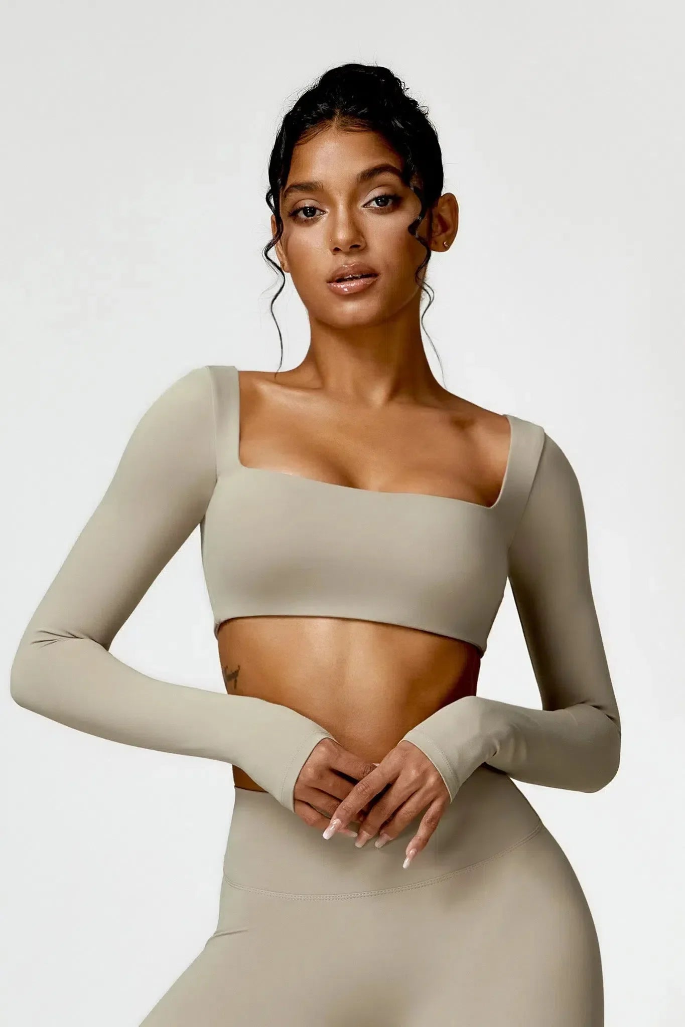 Niamh – U-neckline – Long-sleeve fitness crop top-15138000929152-Santi Vento Atelier
